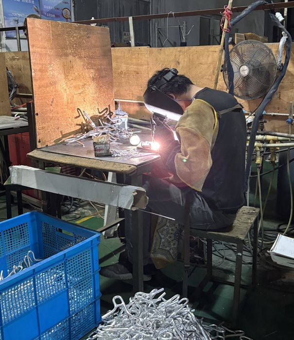 Il lavoratore sta saldando