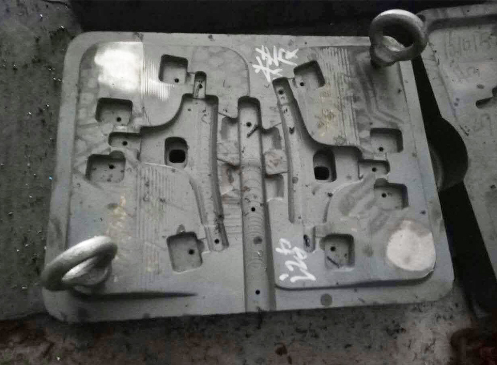 2_0008_3-die casting molding
