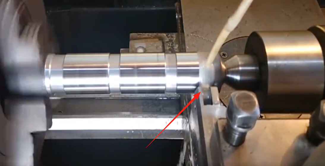 CNC tournant avec l'outil Knurl
