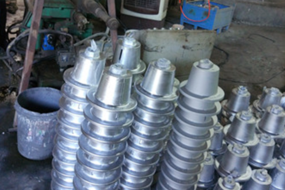 Worker Cast The Aluminum Housing