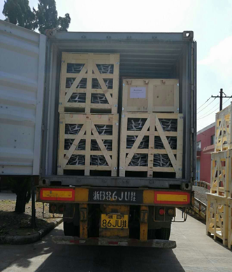 Ambalat în lăzi din lemn și apoi încărcați în containere