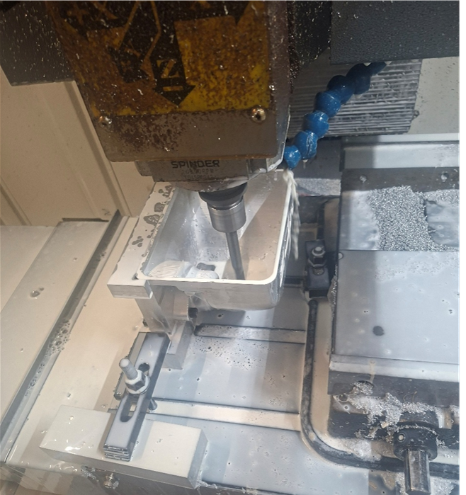 5 axis machine is processing the inner cavity 2