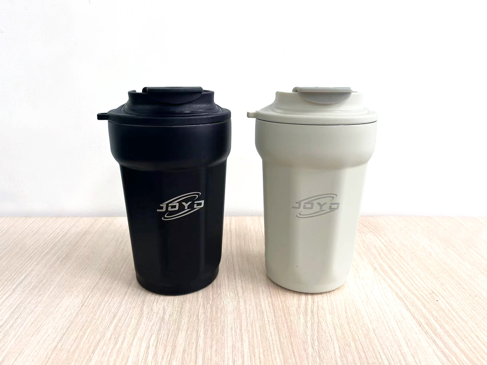 Black and white reusable cups with lids