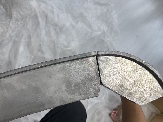 assembly of the table frame and leg.jpg